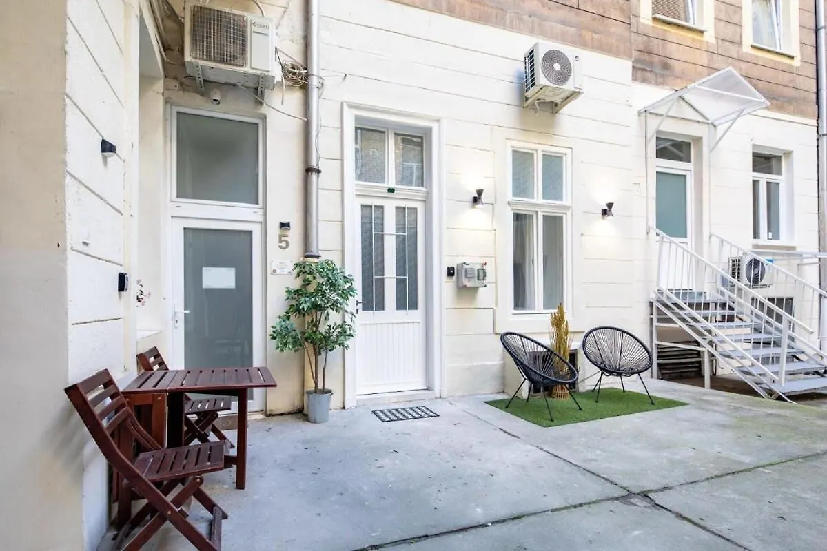 Cute Modern Getaway In The Heart Of The City Budapest 0*,  Hungría