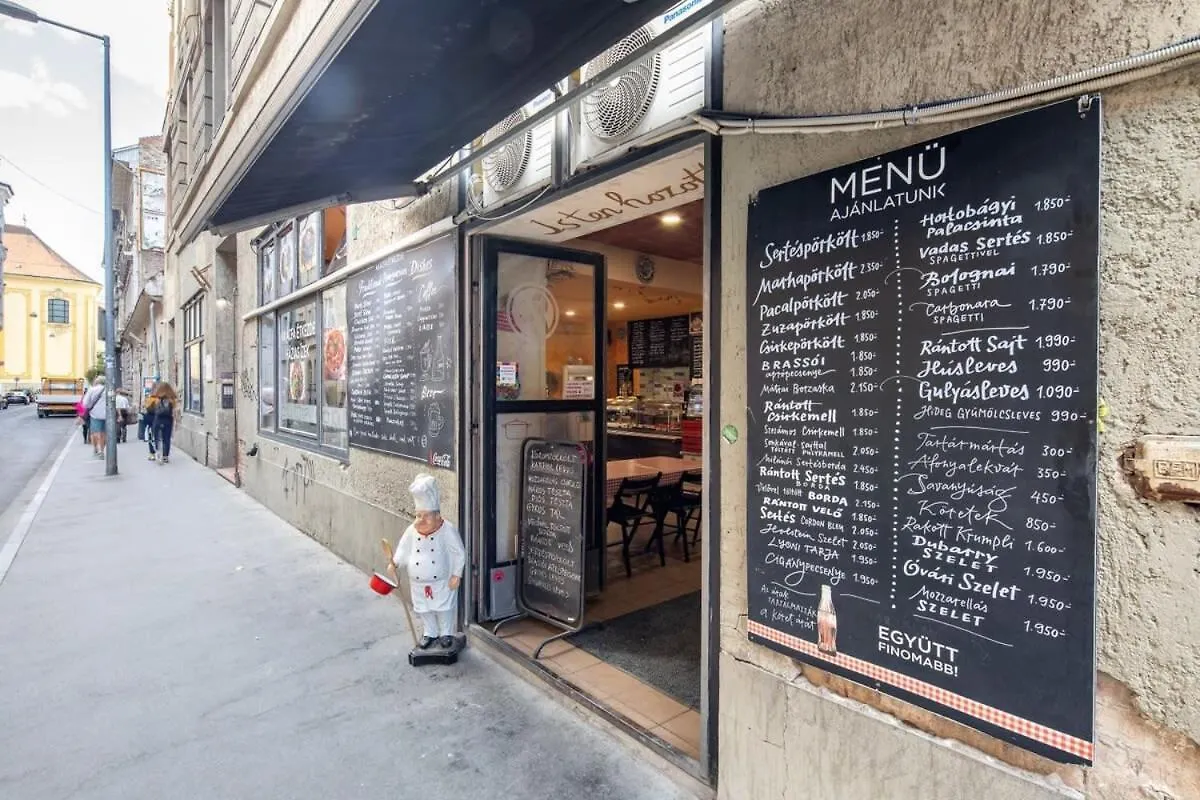 Cute Modern Getaway In The Heart Of The City Budapest 0*,